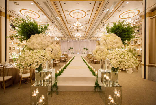 임피리얼 팰리스 서울 호텔이 셀레나 웨딩홀을 정통 유러피언 스타일의 빈티지골드와 화이트 컨셉으로 새 단장했다고 26일 밝혔다. 새 단장 기념 이벤트로 내년 3월 셀레나홀에서 결혼 예정인 커플들에게는 테이블 꽃장식 업그레이드 혜택을 제공한다. 임피리얼 팰리스 서울 웨딩은 26년 전통과 함께 '강남 럭셔리 웨딩의 대명사'로 불릴 만큼 고품격 맞춤형 웨딩 서비스로 사랑을 받아왔다. 문의 및 예약 02)3440-8100  임피리얼 팰리스 서울 제공